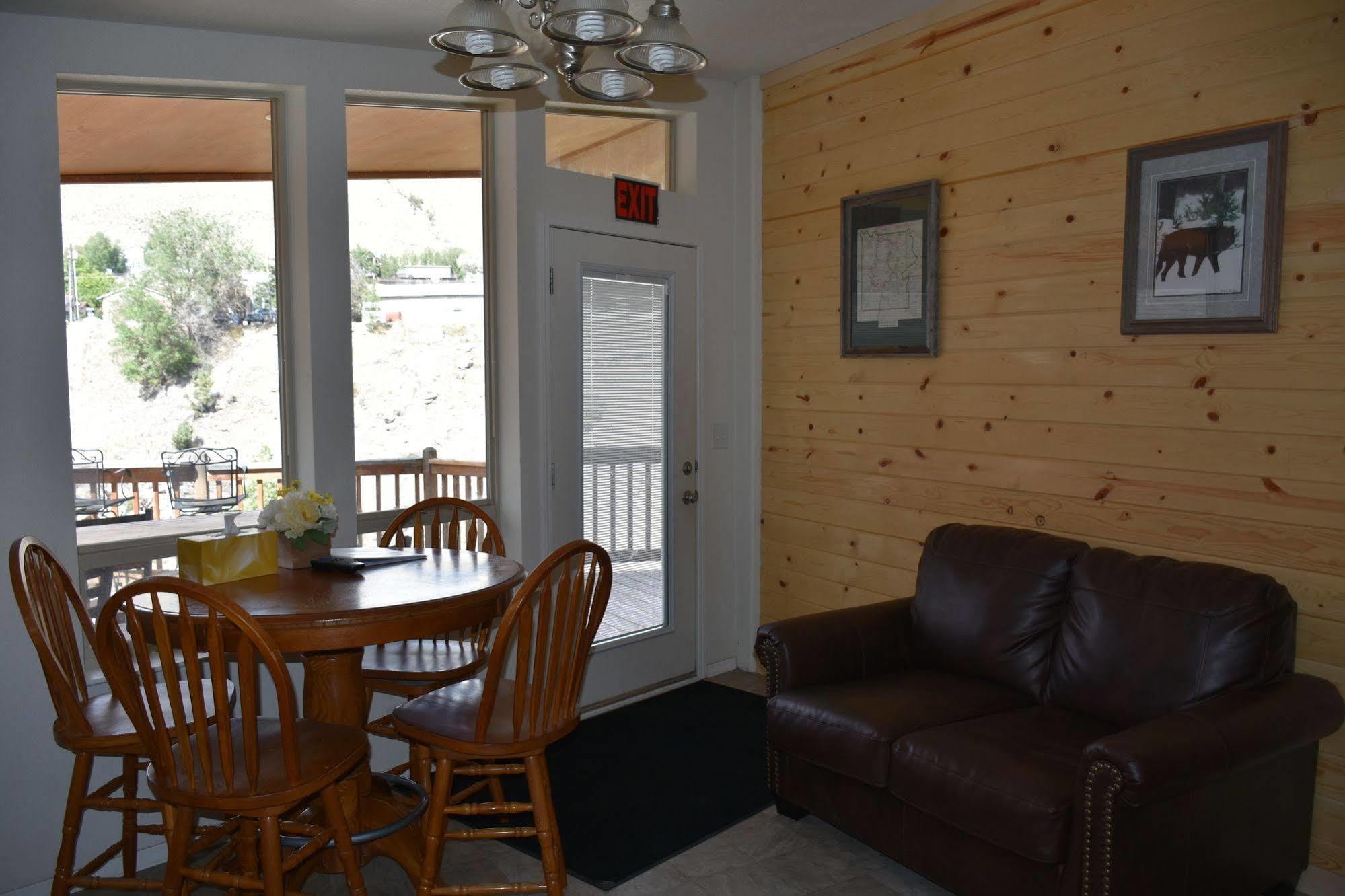 Yellowstone River Suites Gardiner Exterior photo