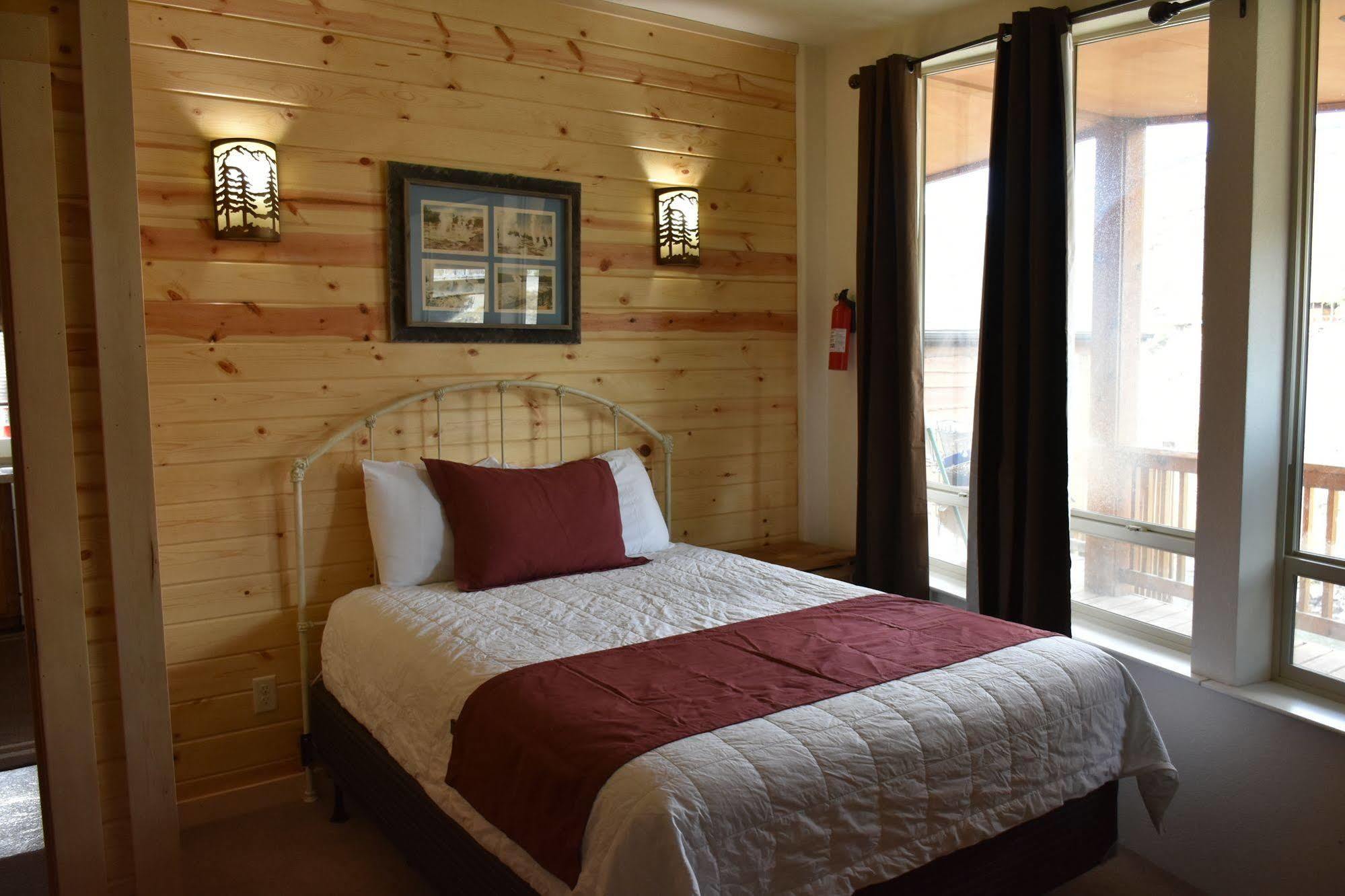 Yellowstone River Suites Gardiner Exterior photo