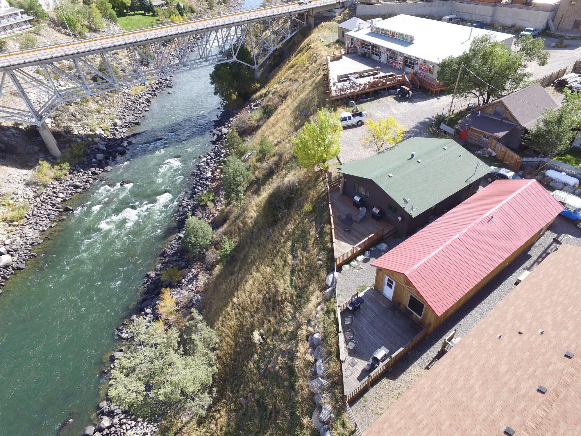 Yellowstone River Suites Gardiner Exterior photo